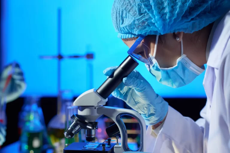 Biomedicina: Como é a faculdade, onde atua, onde fazer o curso, salário e mais