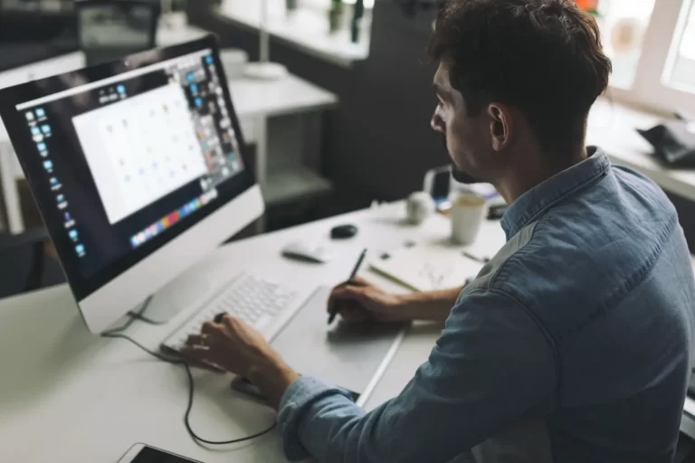 Design Gráfico: Como é a faculdade, onde atua, onde fazer o curso, salário e mais